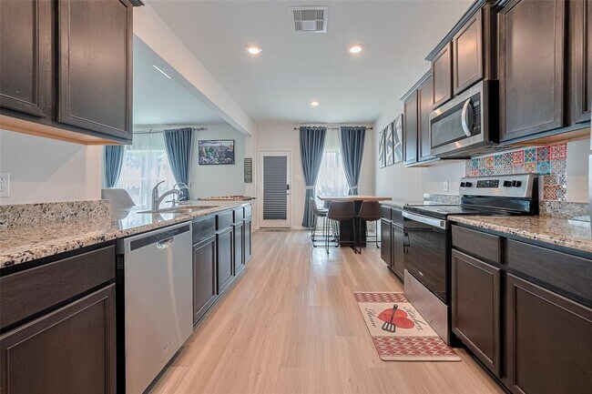 Building Photo - 305 Elm Patch Dr