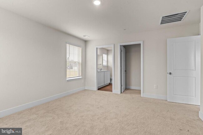 Building Photo - 672 Armstrong Ave