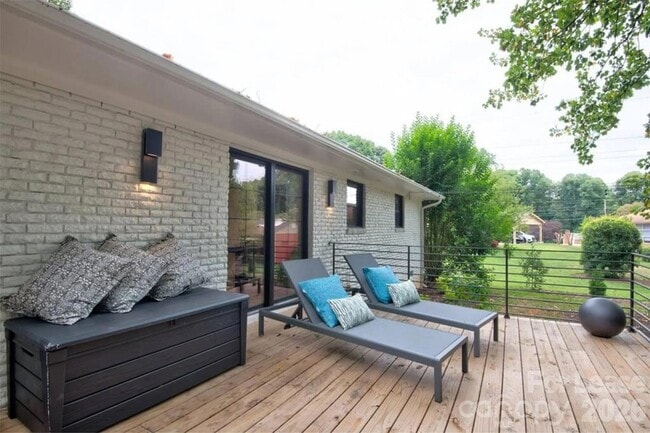 Building Photo - 3945 Rockfern Rd