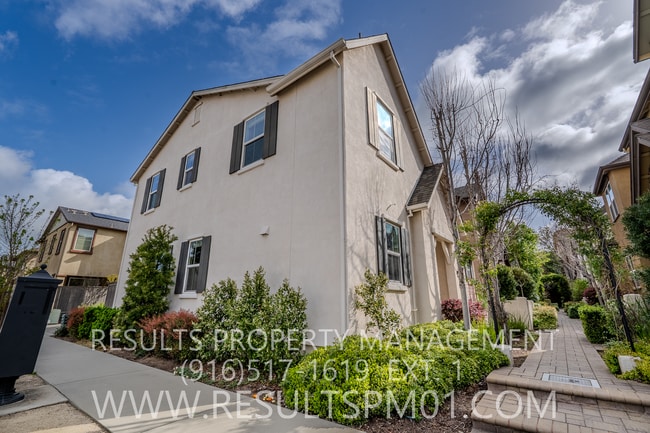 Building Photo - Spacious 3 Bedroom home! Great location!