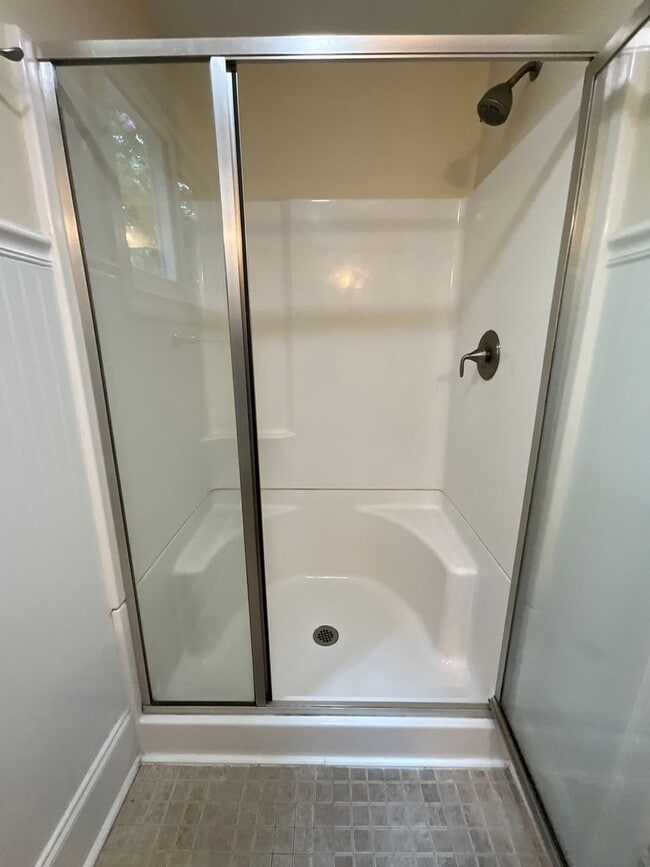 Building Photo - AVAILBLE NOW TO VIEW/LEASE! Classic Ardmor...