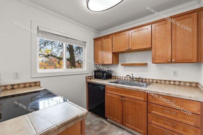 Building Photo - 2nd MONTH FREE!!! Charming Upstairs 2BD/1BA in the Heart of Multnomah Village- Water, Sewer & Gar...