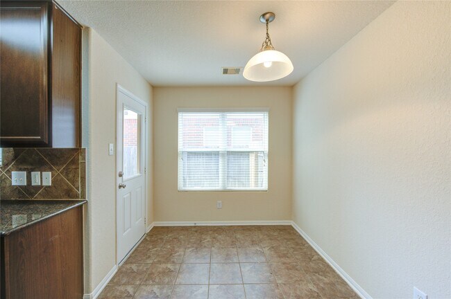 Building Photo - 14839 Fir Knoll Way