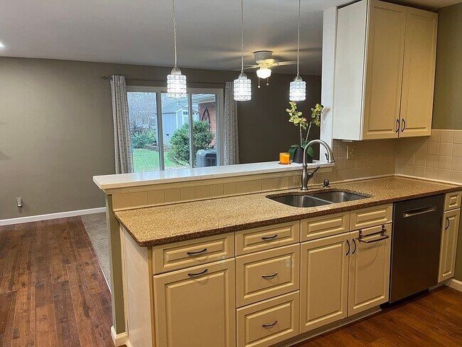 Building Photo - 301 S Village Dr