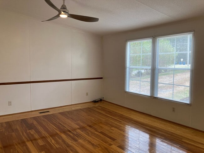 Building Photo - Three Bedroom Home in Hickory
