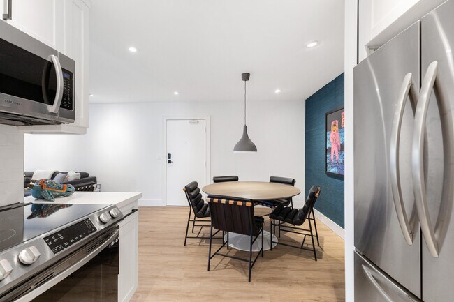 Building Photo - 6515 Bay Club Dr