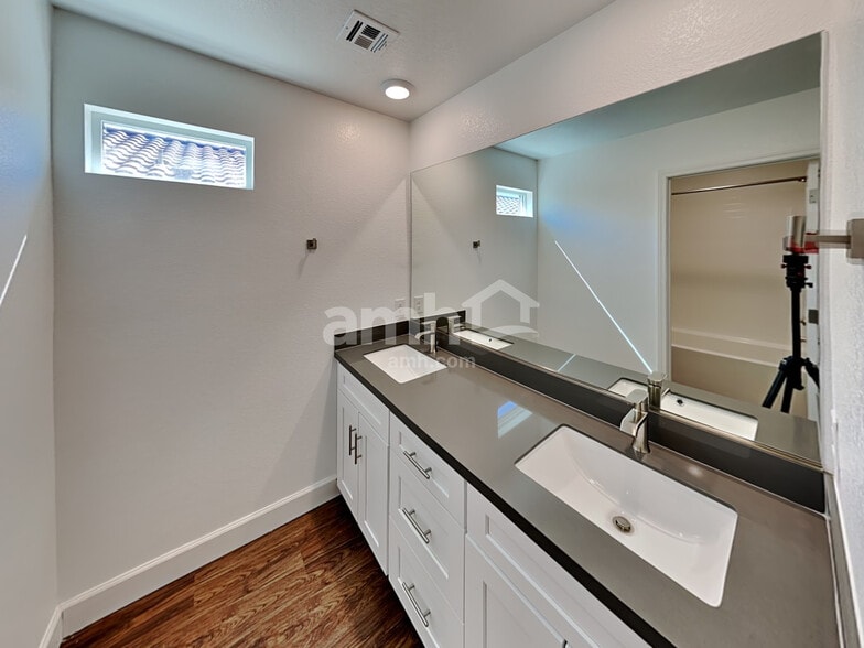 Building Photo - 10081 Roseum Ct