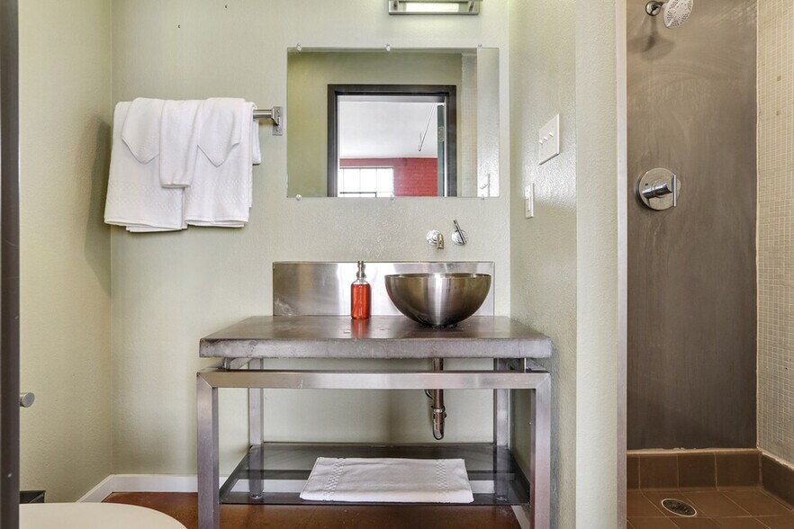 Building Photo - 1041 Constance St