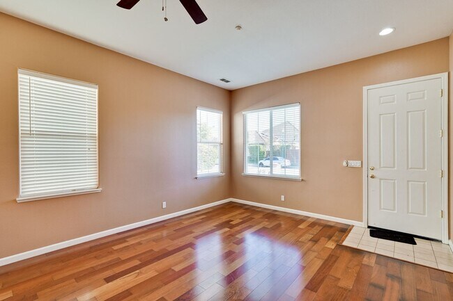 Building Photo - Spacious 3 Bedroom, 2 Bathroom Home with D...