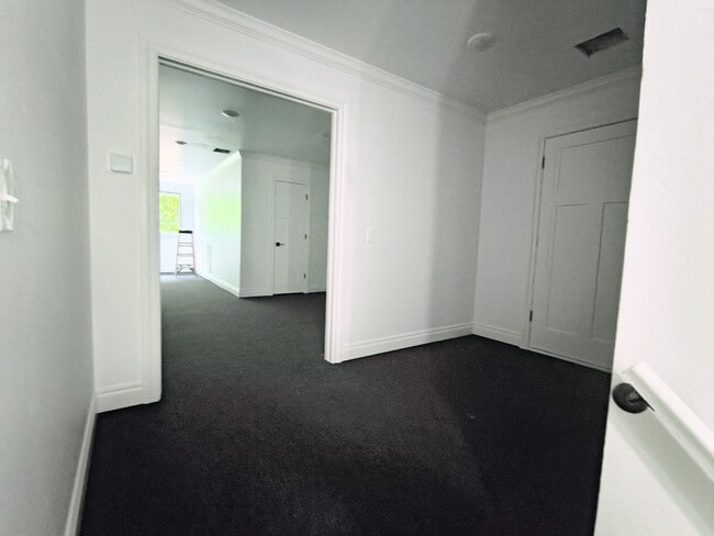 Building Photo - 817 Irish Ln