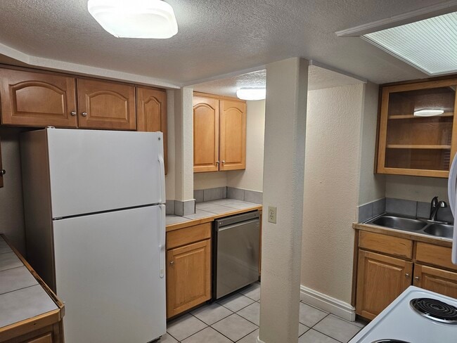 Building Photo - 2826 W Platte Ave