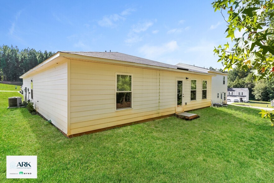 Building Photo - 161 Queens Cir