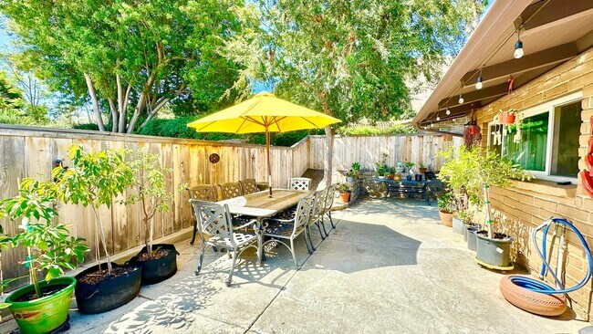 Building Photo - Beautifully Appointed & Fully Furnished, S...
