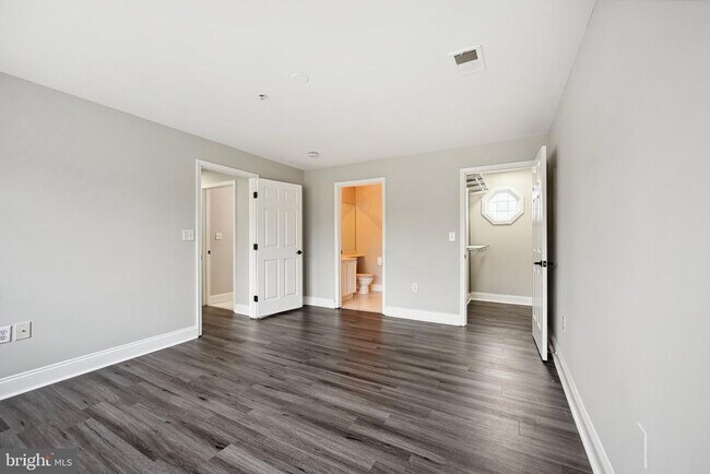 Building Photo - 6520 Lake Park Dr
