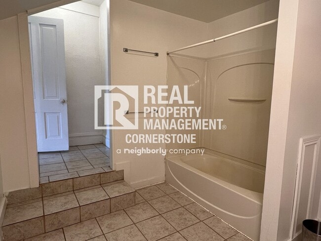 Building Photo - Charming 1BR Apartment in Historic Vine Neighborhood – Close to Downtown & Bronson