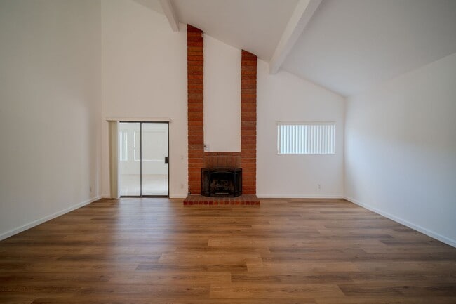 Building Photo - Fountain Valley Family home