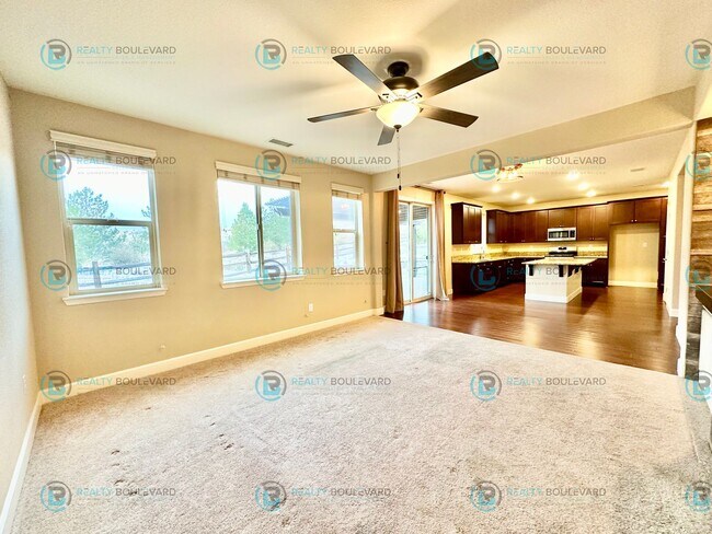 Building Photo - Spacious 4-Bedroom Gem in Somersett with S...