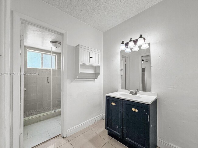 Building Photo - 9103 SW 38th St