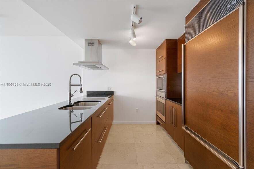 Building Photo - 475 Brickell Ave