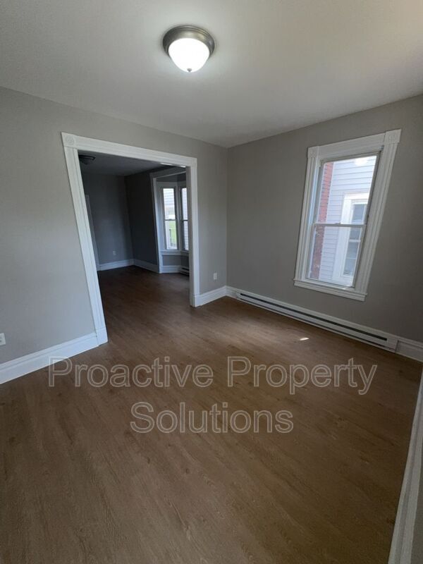 Building Photo - 327-329 S 10th St