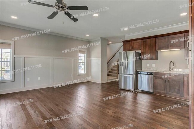 Building Photo - Like New Blue Valley Townhome-Available NOW!!