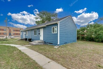 Building Photo - "Charming 2-Bedroom Duplex with Full Bath in Wichita – Cozy 672 Sq Ft Gem at 4910 E Gilbert!"