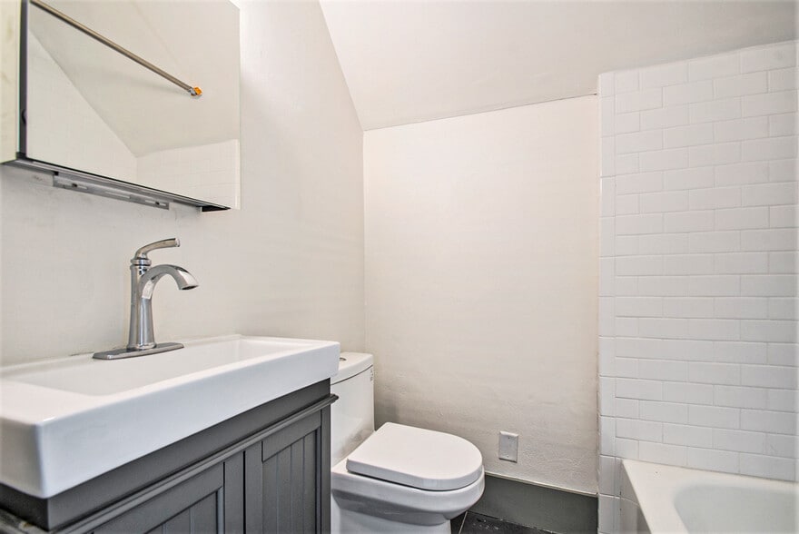 Building Photo - 523 W Marion St