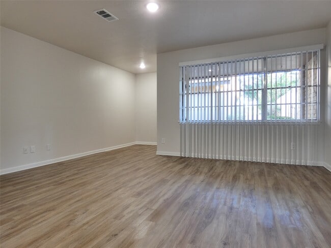 Building Photo - 610 Golfview Dr