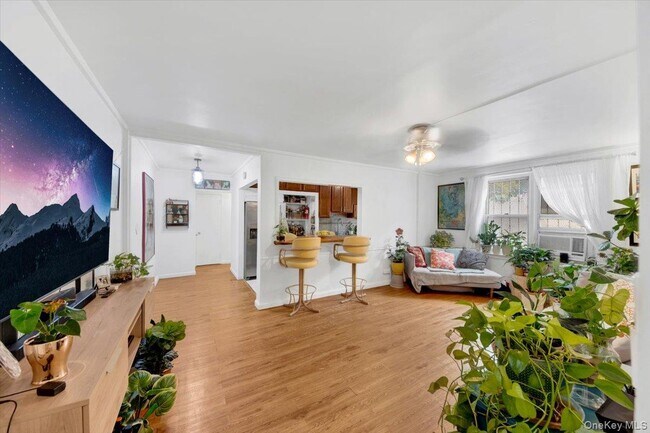 Building Photo - 2630 Kingsbridge Terrace