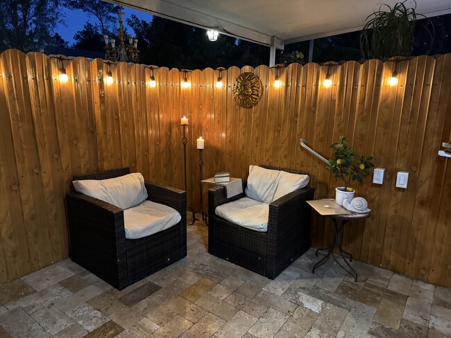 Private patio - 2542 Monroe St