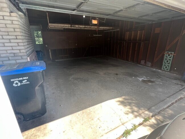 Building Photo - 1643 Stanbridge Ave