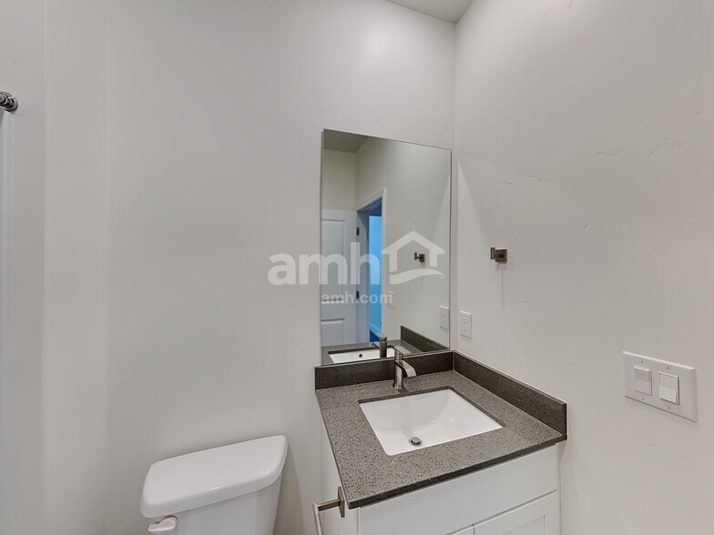 Building Photo - 4292 N Poplar St