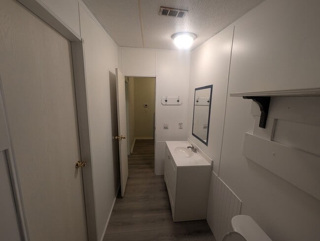Building Photo - Remodeled 5 bed 3 bath Manufactured Home |...