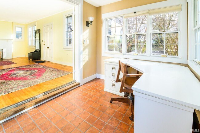 Building Photo - 720 S Park Ave