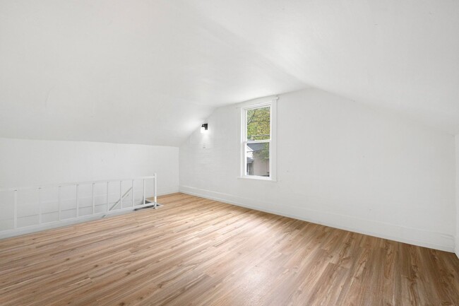 Building Photo - New Listing! 2 bed 1 bath