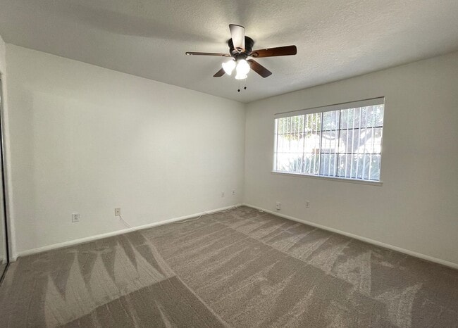 Building Photo - Updated Lower Level Condo in gated Vista Way Village!