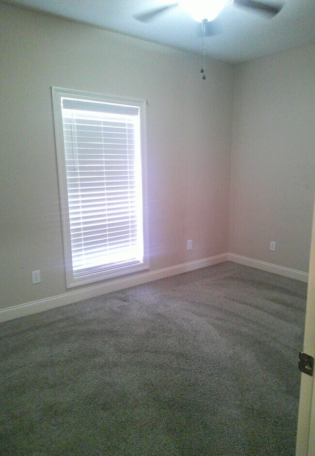 Building Photo - 141 Creekside Dr