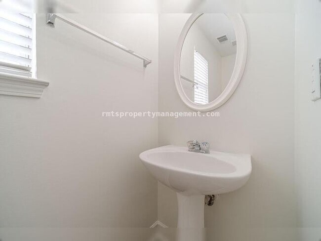 Building Photo - Spacious 4 bedroom 2.5 bath