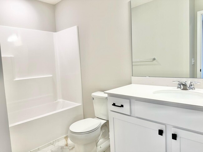 Building Photo - 13648 Pine Dr