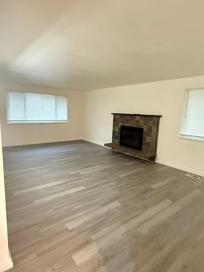 Building Photo - Beautifully Updated 3-Bed, 2-Bath Home – 2,088 Sq Ft with 2-Car Garage