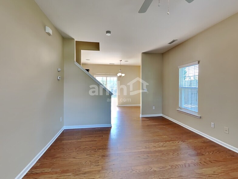 Building Photo - 660 Smithridge Way