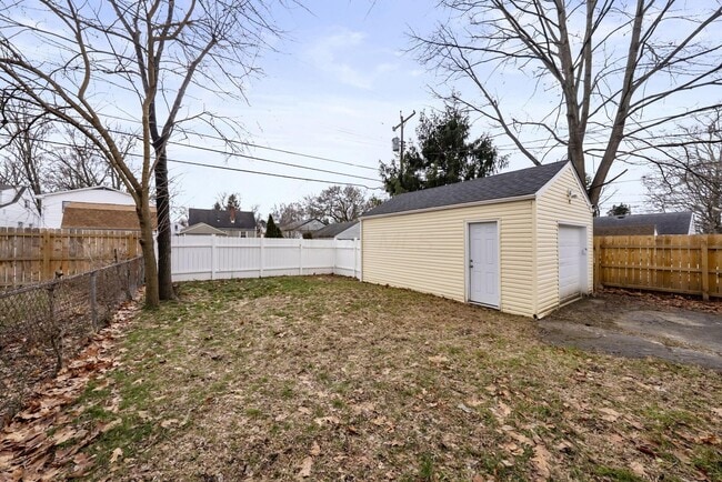 Building Photo - 111 Rosslyn Ave