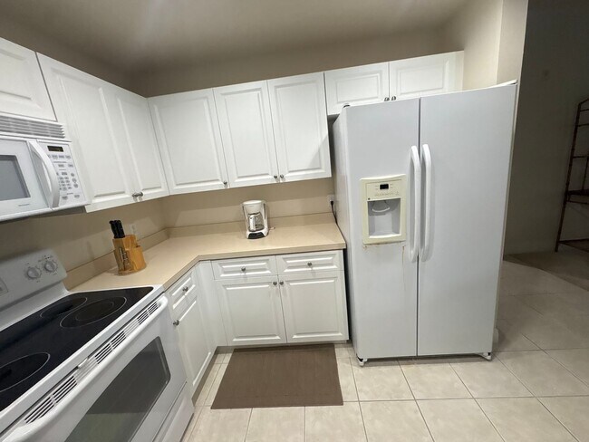 Building Photo - MOVE IN SPECIAL $500 off 1st MONTHS RENT— Furnished or Unfurnished! Lakeview Elegance in Porto Vi...