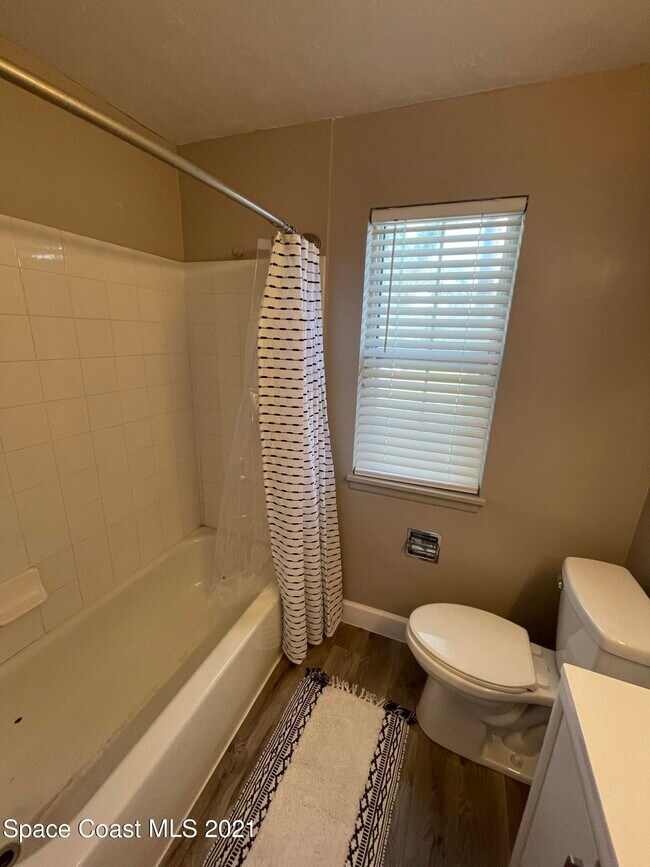 Building Photo - 4610 Lake Waterford Way