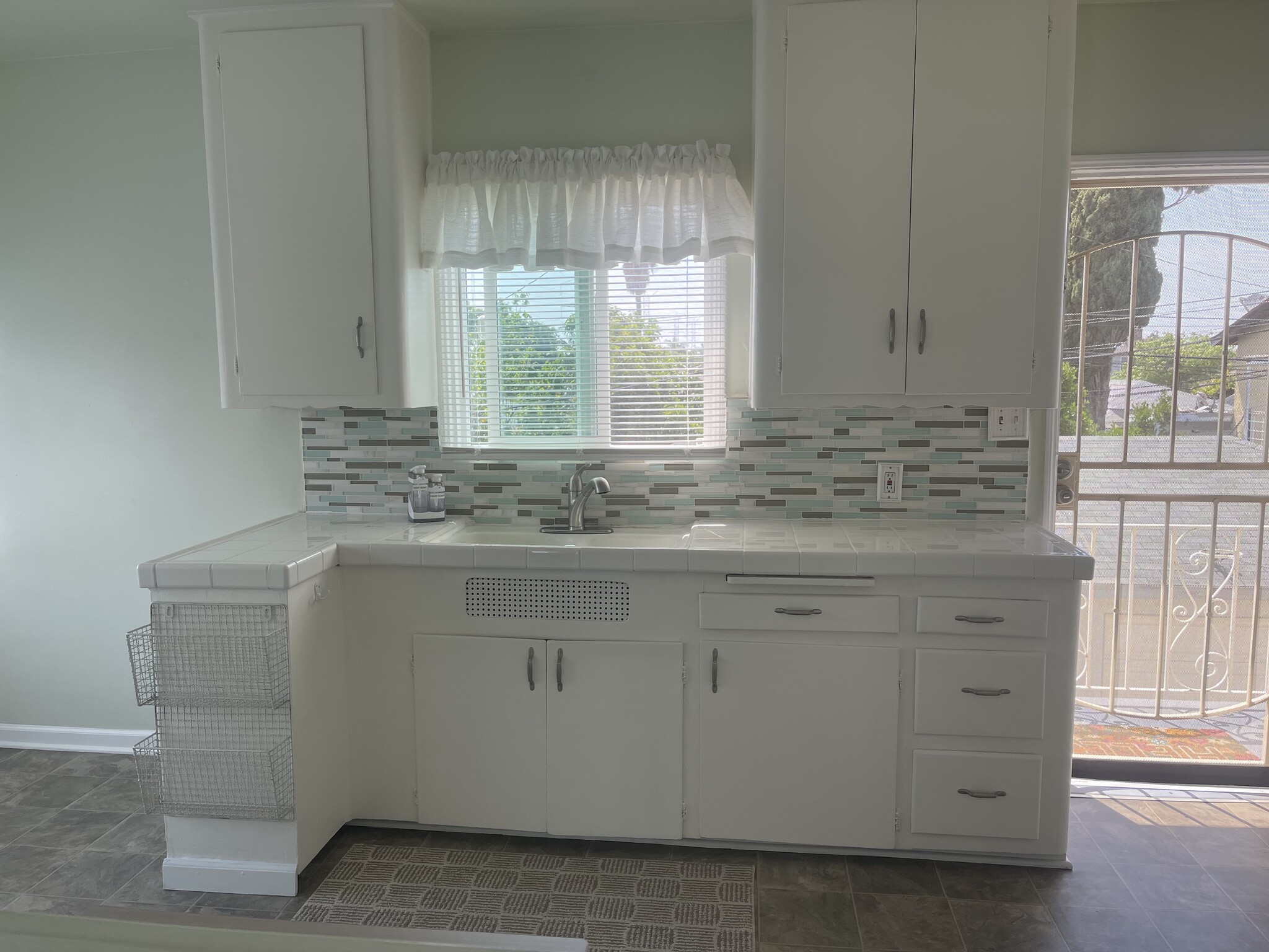 Kitchen - 8991 Burke Ave
