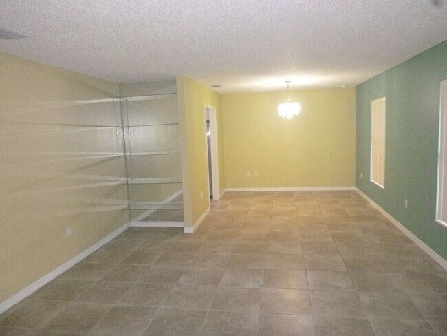 Building Photo - 301 Bloomingfield Dr