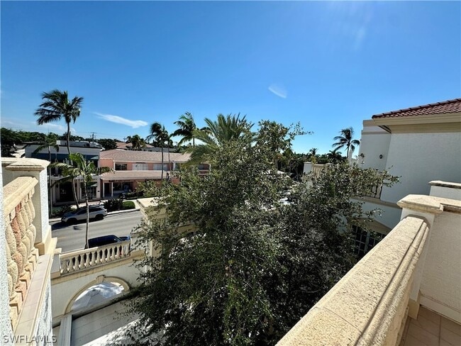 Building Photo - 365 5th Ave S