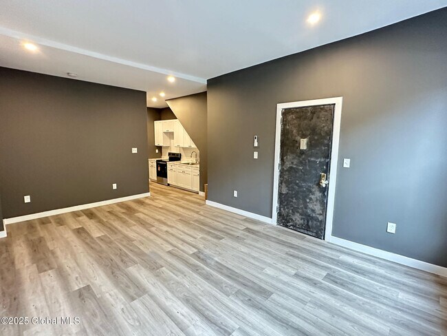 Building Photo - 154 Lark St