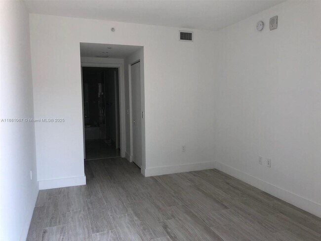 Building Photo - 121 NE 34th St