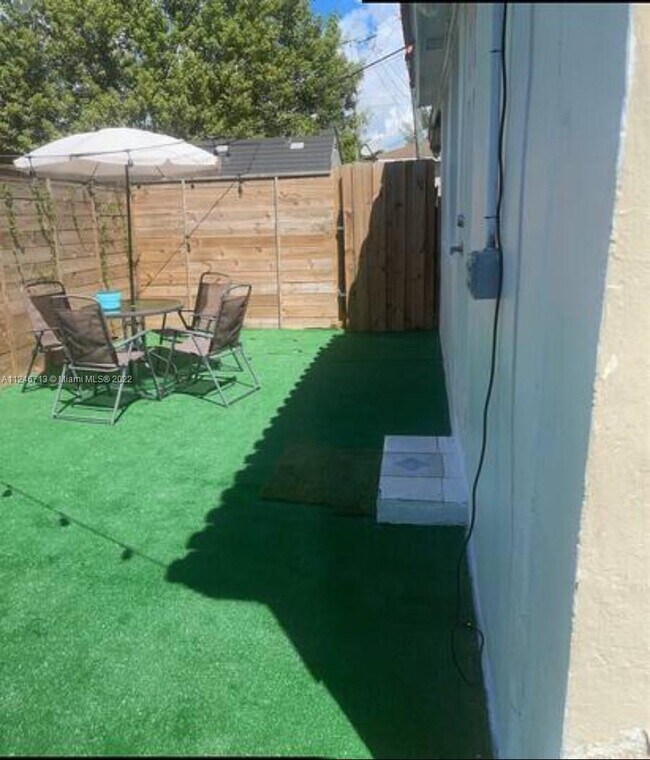 Building Photo - 2724 SW 34th Ct